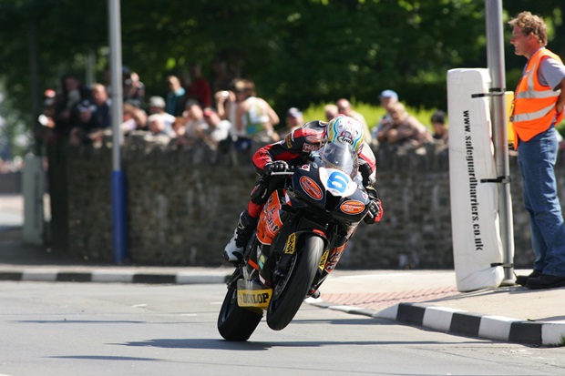 Ian Hutchinson heading for victory in PokerStars TT Supersport Race